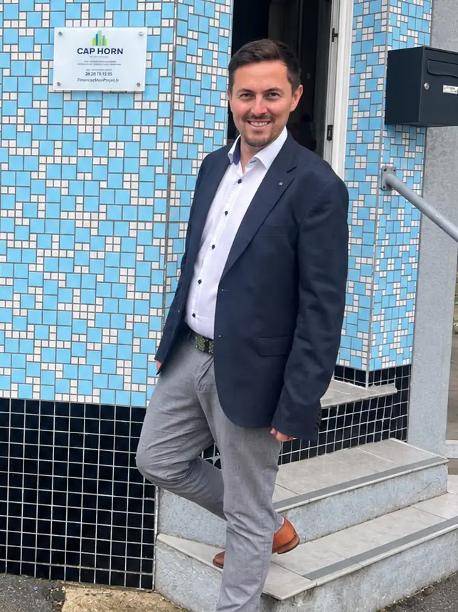 Guillaume Horn, courtier en financement, devant le cabinet CAP HORN CONSEILS à Méteren