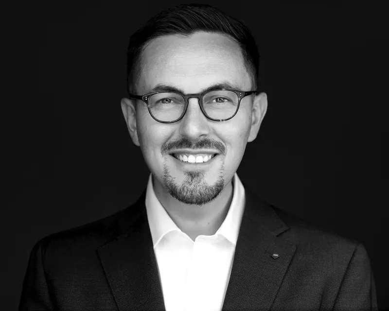 Portrait en noir et blanc de Guillaume Horn, courtier en financement et fondateur de CAP HORN CONSEILS