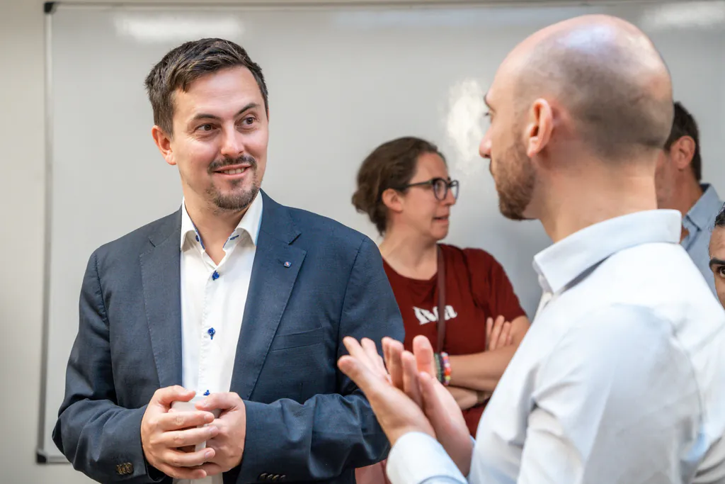 Guillaume Horn échange avec Cyril Sprimont, dirigeant de Soluna Créative, lors d’une rencontre Café Business.